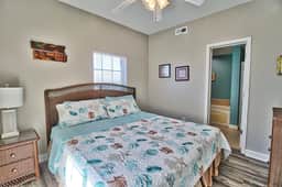 Pier Watch Villas-Sleeps-12 6br/4ba-Parking-Pools-WIFI-Near Pier-2 King Suites