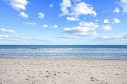 Escape to Windy Village-Oceanfront-Sleep6-2br/2ba-Full Kitchen-Pool-Free Parking