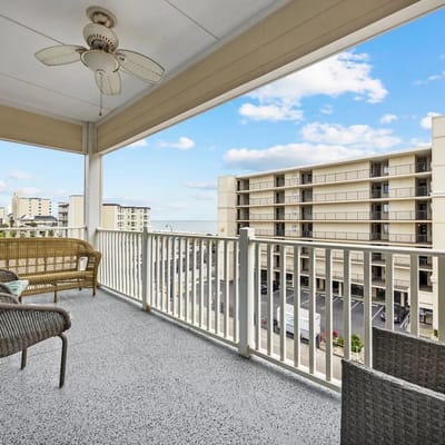Ocean Breeze Villas-5 bd /5.5 bath-Sleeps 18-(9 BEDS)-Parking-WIFI-Pool