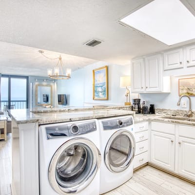Oceanfront Waterpointe1 704-3b/2b-Sleeps 5-Balcony-WIFI-TV-Pool-Family Friendly