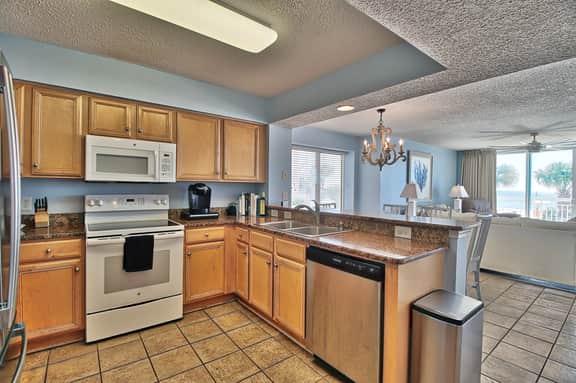 Crescent Shores-Oceanfront-Sleeps12-4br/3ba-6 Beds-Lazy River-Pools-Parking
