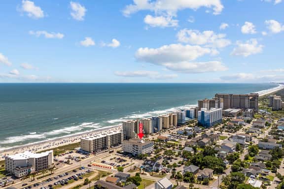 Ocean Breeze Villas-5 bd /5.5 bath-Sleeps 18-(9 BEDS)-Parking-WIFI-Pool