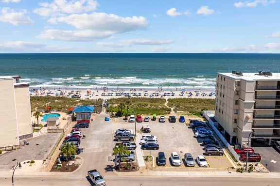Ocean Breeze Villas-5 bd /5.5 bath-Sleeps 18-(9 BEDS)-Parking-WIFI-Pool