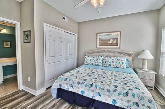 Pier Watch Villas-Sleeps-12 6br/4ba-Parking-Pools-WIFI-Near Pier-2 King Suites