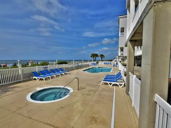 Pier Watch Villas-Sleeps-12 6br/4ba-Parking-Pools-WIFI-Near Pier-2 King Suites
