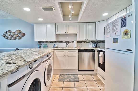 Oceanfront Waterpointe1 1004-3b/2b-Sleeps 6-Balcony-WIFI-TV-Pool-Family Friendly