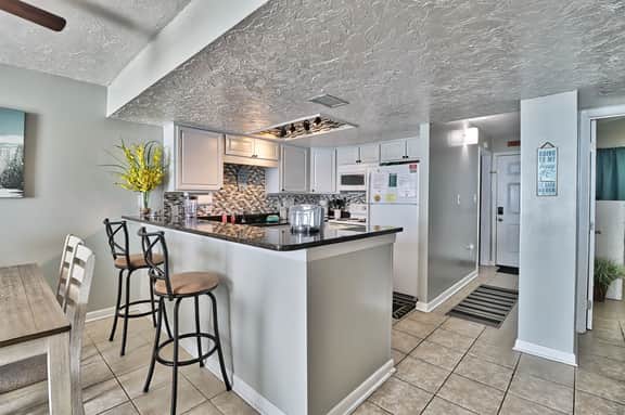 Oceanfront Waterpointe1 304-3b/2b-Sleeps 6-Balcony-WIFI-TV-Pool-Family Friendly