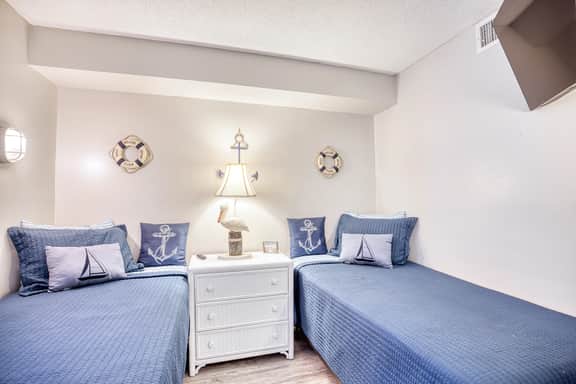 Windy Hill Beach-Sleeps 6-3bed/2bath-Oceanfront-Pool-WIFI-TV-16 Foot Balcony