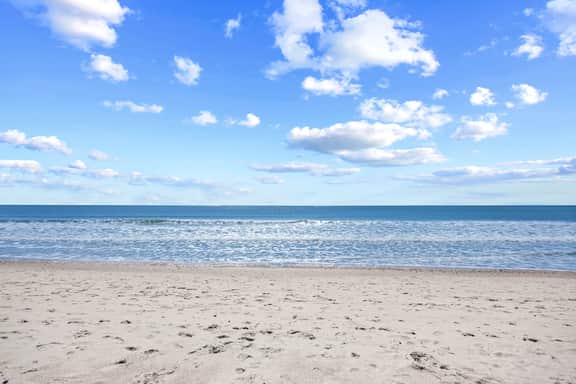 Escape to Windy Village-Oceanfront-Sleep6-2br/2ba-Full Kitchen-Pool-Free Parking