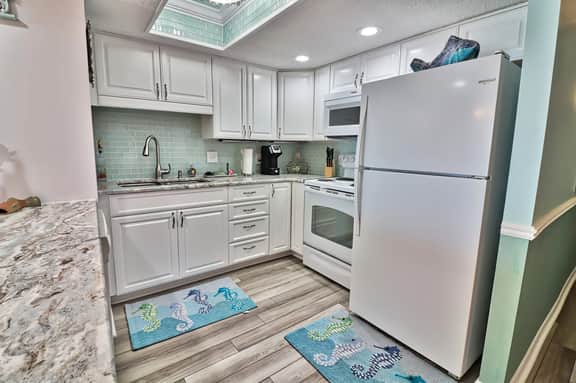 Oceanfront Waterpointe1 1007-3b/2b-Sleeps 6-Balcony-WIFI-TV-Pool-Family Friendly