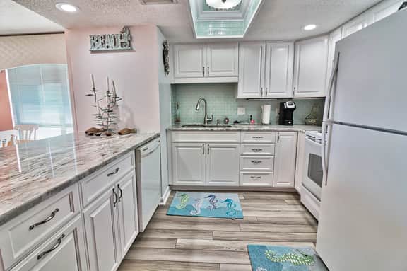 Oceanfront Waterpointe1 1007-3b/2b-Sleeps 6-Balcony-WIFI-TV-Pool-Family Friendly