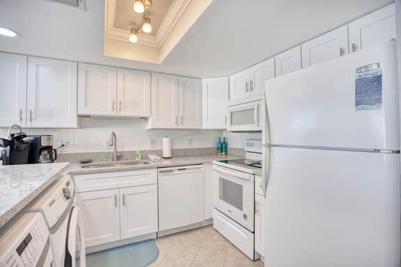 Oceanfront Waterpointe1 907-3b/2b-Sleeps 6-Balcony-WIFI-TV-Pool-Family Friendly
