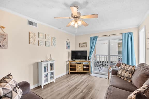Windy Village Getaway-Oceanfront-Sleep6-2br/2ba-Full Kitchen-Pool-Free Parking