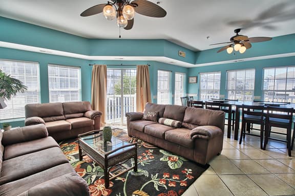 Pier Watch Villas-Sleeps-12 6br/4ba-Parking-Pools-WIFI-Near Pier-2 King Suites
