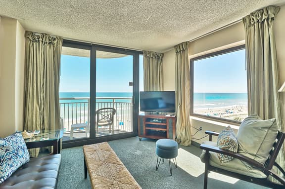 Budget Friendly Oceanfront-1bed/1bath-2 Beds-Sleeps 4-Pools-WIFI-Free Parking