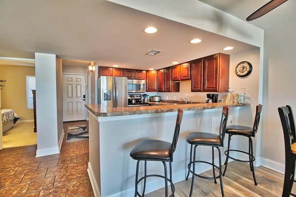 Oceanfront Waterpointe1 203-3b/2b-Sleeps6-Balcony-WIFI-TV-Pool-Family Friendly