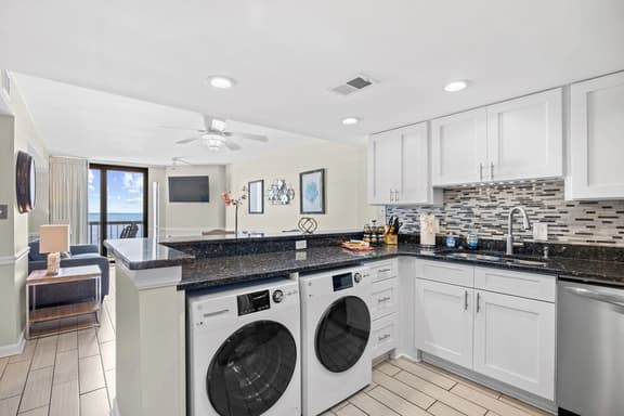 Oceanfront Waterpointe1 402-3b/2b-Sleeps 6-Balcony-WIFI-TV-Pool-Family Friendly