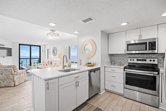 Oceanfront Waterpointe1 707-3b/2b-Sleeps 6-Balcony-WIFI-TV-Pool-Family Friendly
