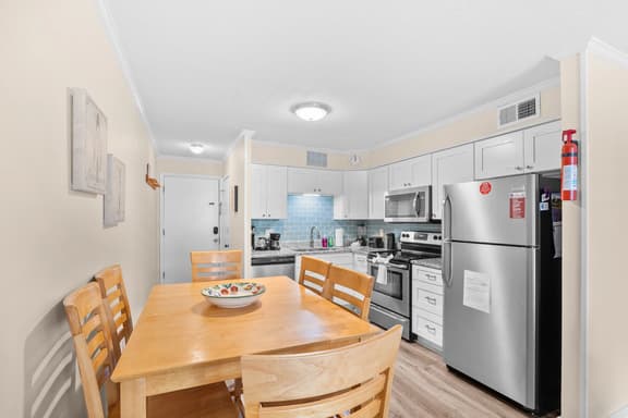 Windy Village Getaway-Oceanfront-Sleep6-2br/2ba-Full Kitchen-Pool-Free Parking